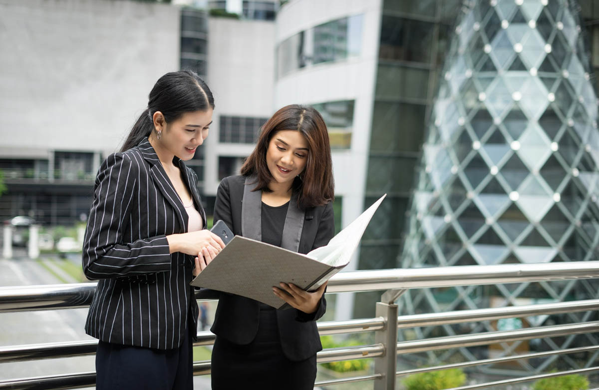 Biznesmenki z agencji zatrudnienia w Poland omawiające ważne sprawy